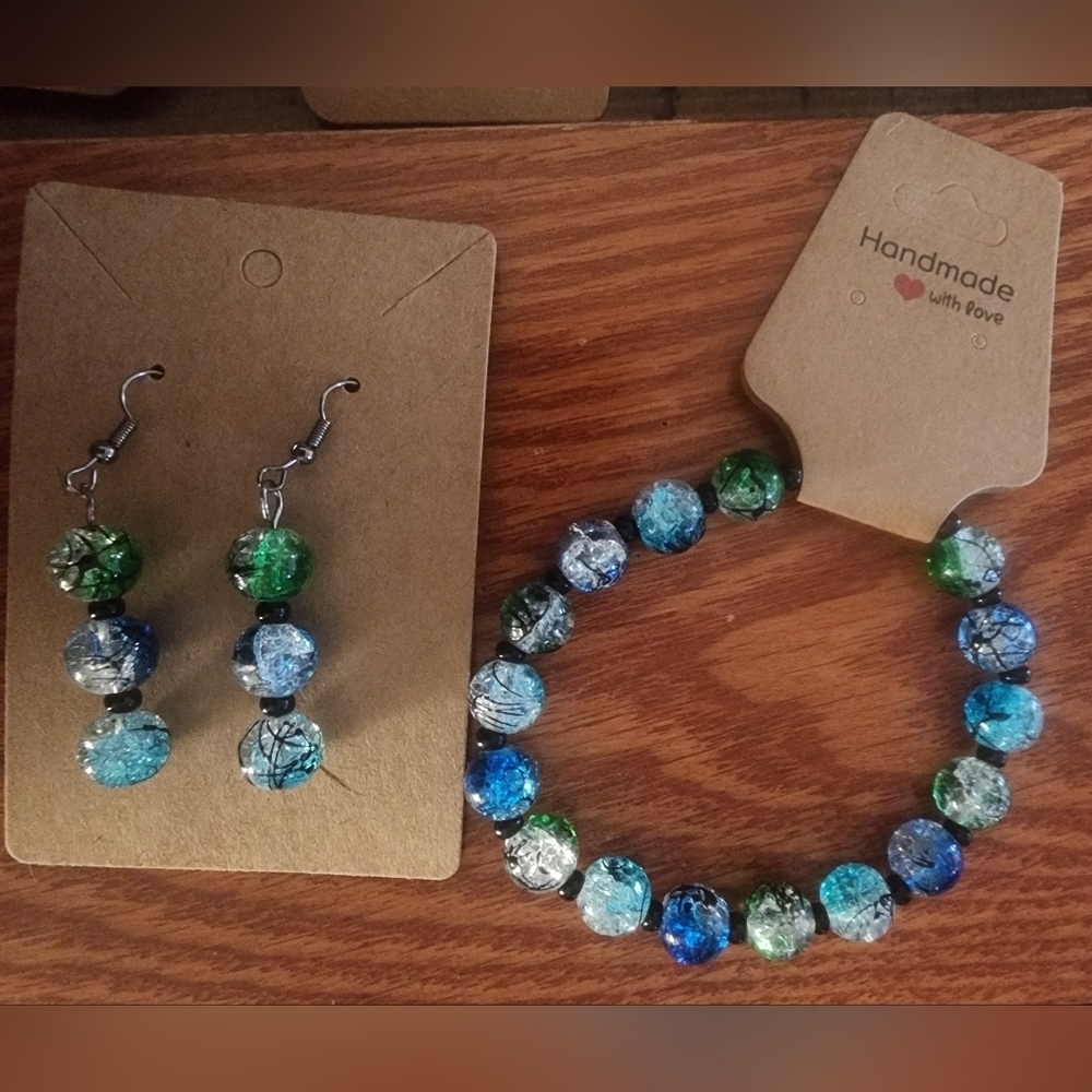 Elegant Blue and Green Beaded Bracelet with Glossy Finish - Picture 2 of 10